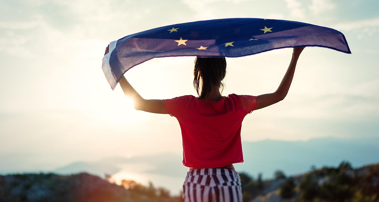 Mädchen mit EU-Flagge