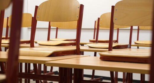 Aufgestuhle Stühle im leeren Klassenzimmer