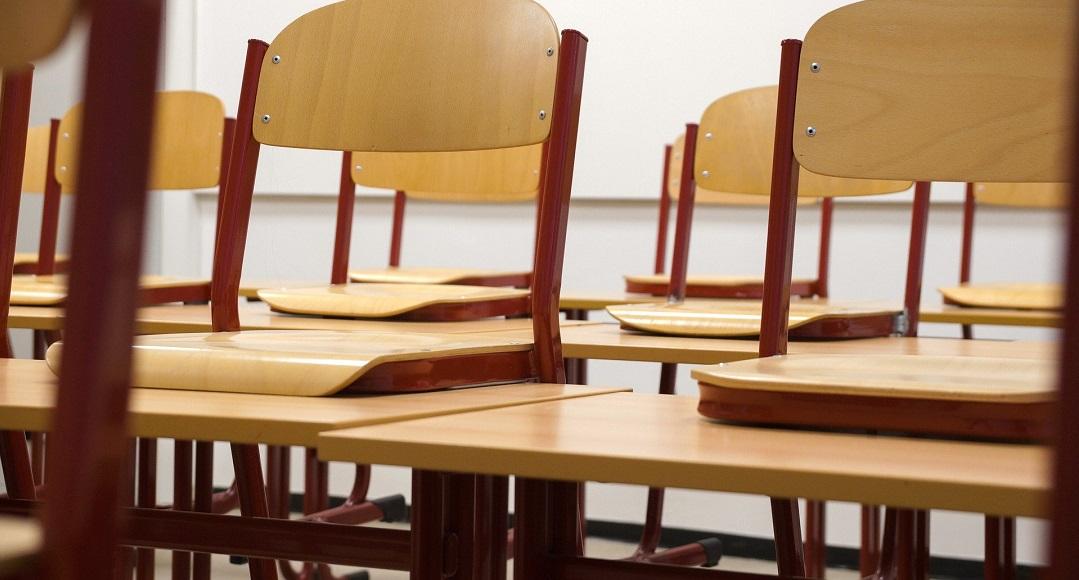 Aufgestuhle Stühle im leeren Klassenzimmer
