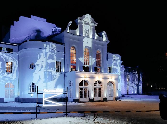 Zu sehen ist ein pompöses Gebäude in der litauischen Stadt Kaunas. Es ist Winter.