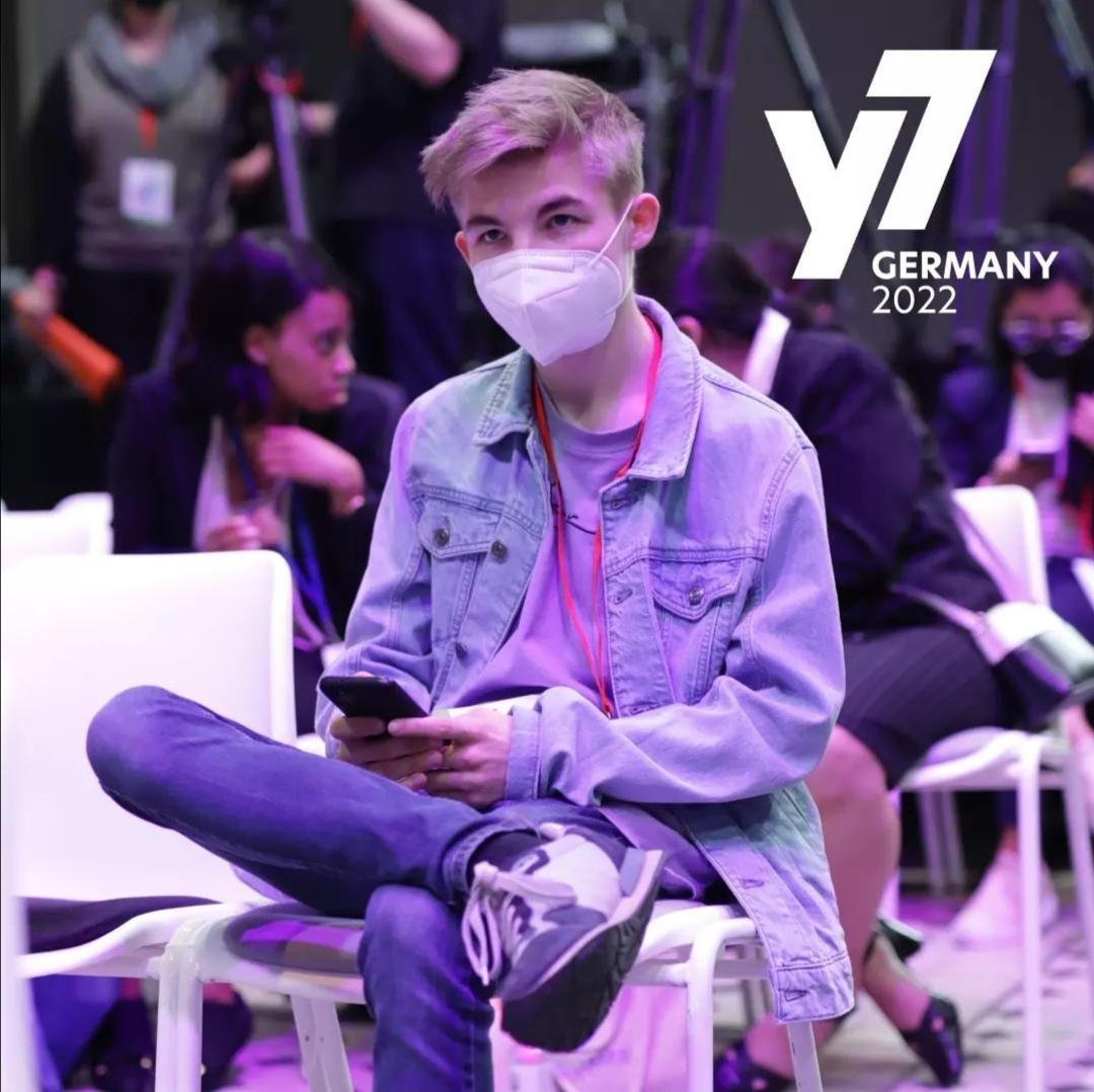 Marwin sitzt mit FFP2 Maske im Publikum beim Yout7 Gipfel