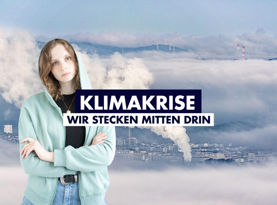 Junge Frau schaut wütend, dahinter Abgase einer Fabrik