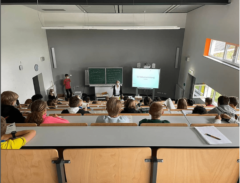 Ein Klassenzimmer voller junger Menschen