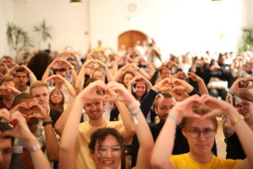 Junge Menschen im Plenum