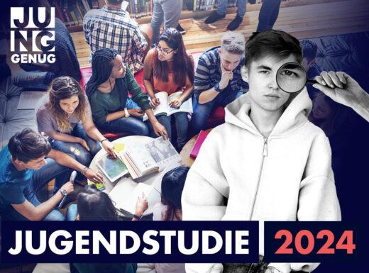 Ein junger Mensch hält eine Lupe in der Hand. Im Hintergrund sind weitere junge Menschen zu sehen.